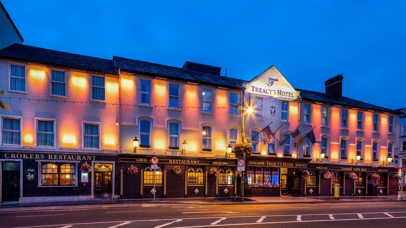 treacys-waterfront-hotel-front-entrance-03